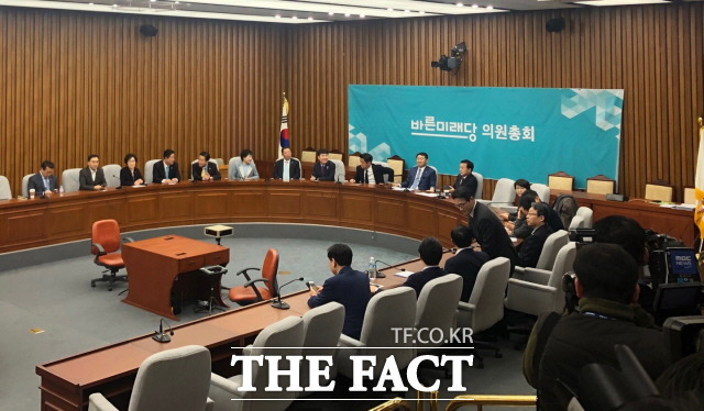 20일 김관영 원내대표는 의총이 끝난 뒤 꾸준히 당 내 의견을 모을 것이라고 밝혔다. 하지만 유승민·이언주 의원 등 다수 의원이 반대 의사를 나타내면서 협상은 난항을 겪을 것으로 예상된다. /문혜현 기자