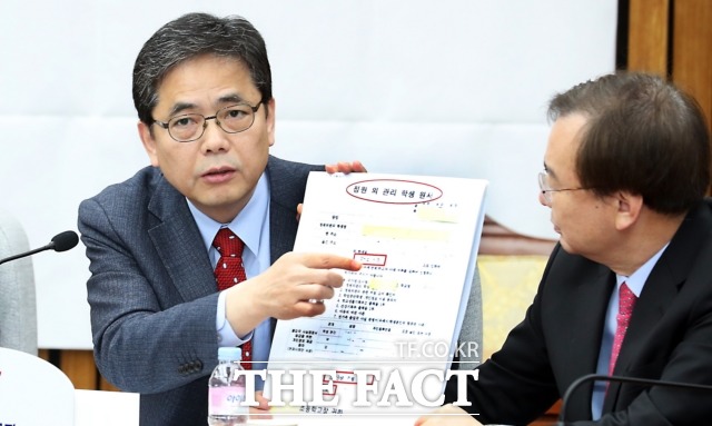 곽상도(왼쪽) 자유한국당 의원은 19일 국회 대정부 질문에서 문 대통령의 사위의 특혜 채용 의혹을 제기했다. /뉴시스