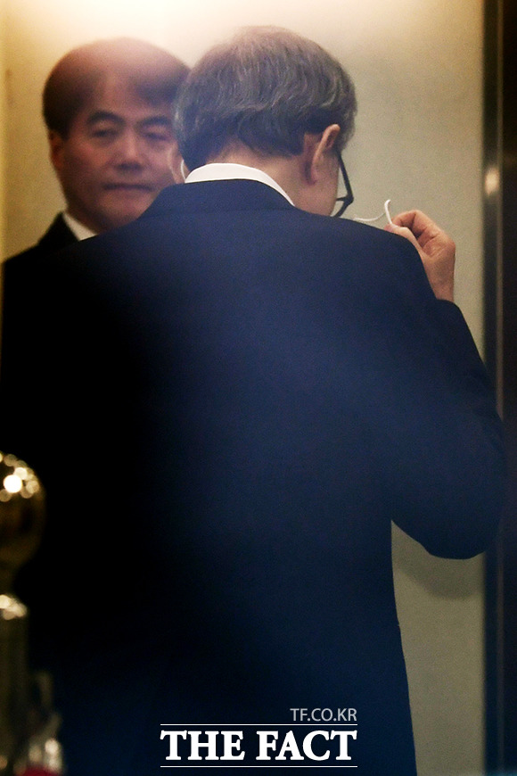 법원 안으로 들어가자마자 마스크 벗는 이 전 대통령