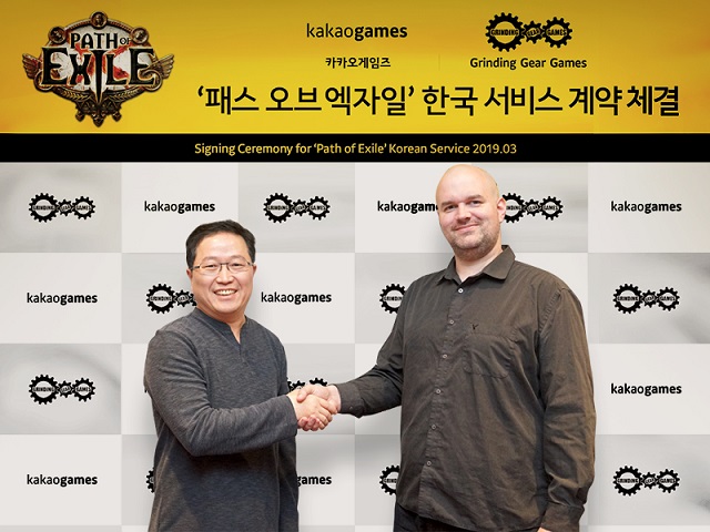 조계현 카카오게임즈 대표(왼쪽)와 크리스 윌슨 그라인딩 기어 게임즈 대표가 20일 한국 서비스 계약을 체결한 뒤 포즈를 취하고 있다. /카카오게임즈 제공