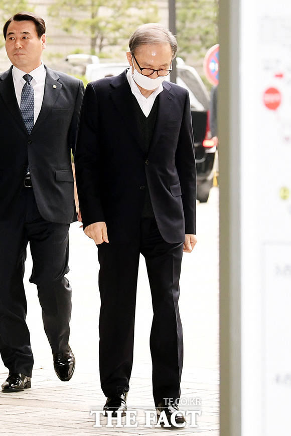 고개 푹 숙인 채 항소심 속행공판에 출석하는 이명박 전 대통령