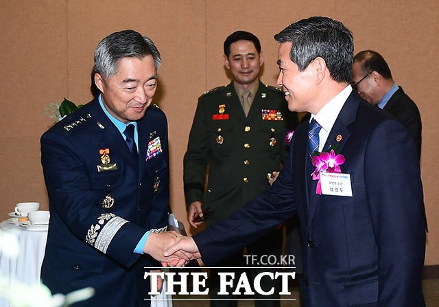 이왕근 공군참모총장(왼쪽)과 인사를 나누는 정경두 국방장관