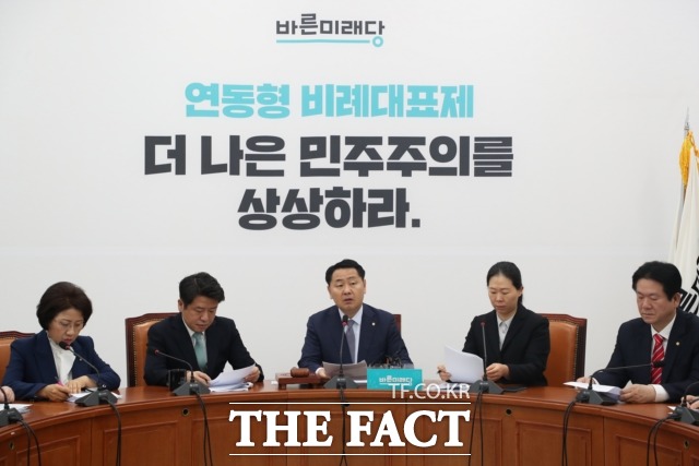 20일 바른미래당은 선거제도 개혁 패스트트랙 상정을 놓고 긴급 의원총회를 열었다. 하지만 단일안 추인에 이르지 못했다. 바른정당계 일부 의원들이 강하게 반대하고 있는 가운데 사실상 당 내 합의는 어려워 보인다. /바른미래당 제공