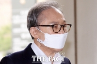 [TF포토] 미세먼지 마스크 착용하고 항소심 공판 출석하는 이명박