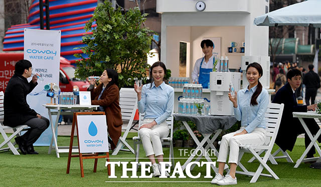 코웨이 세계 물의 날 기념 워터카페 오픈식이 21일 오전 서울 종로구 세종대로 일민미술관 앞에서 진행된 가운데 모델들이 포즈를 취하고 있다. /이덕인 기자