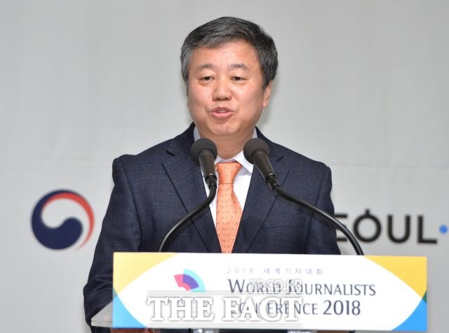 한국기자협회가 주최하는 2019 세계기자대회가 오는 24일부터 30일까지 한반도 평화 정착을 위한 언론의 역할을 주제로 개최된다. 사진은 지난해 세계기자대회에서 정규성 한국기자협회장이 개회사를 하는 모습. /더팩트 DB