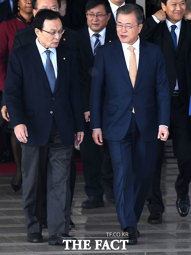 문재인 대통령과 더불어민주당 지지율이 지난 3주 동안의 내림세를 멈추고, 반등에 성공했다. 김학의 전 법무부 차관 별장 성접대 의혹, 고 장자연 씨 리스트 사건, 버닝썬 사건 등 권력기관과 고위층의 연루 정황이 있는 특권층 비리 의혹이 잇따라 불거지며, 중도층이 적폐청산에 주력하는 정부와 여당에 힘을 실어주는 모양새다. /임세준 기자