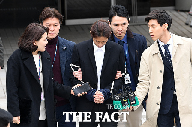 불법 촬영 및 유포 혐의를 받고 있는 가수 정준영이 21일 오후 서울중앙지방법원에서 열린 영장실질심사를 마치고 법원을 나서고 있다./남용희 기자