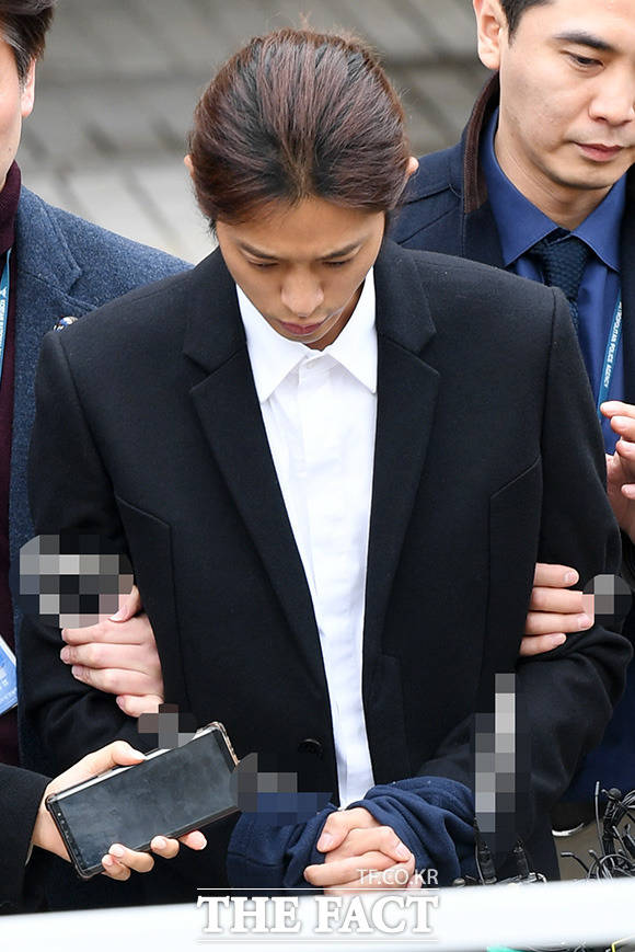 불법 촬영 및 유포 혐의를 받고 있는 가수 정준영이 21일 오후 서울중앙지방법원에서 열린 영장실질심사를 마치고 법원을 나서고 있다. /남용희 기자