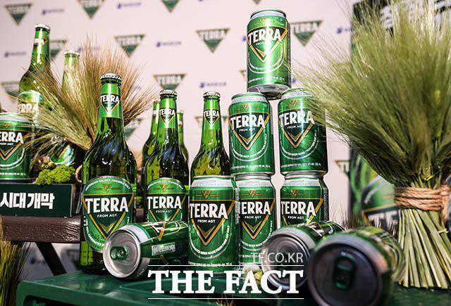하이트진로의 맥주 신제품 청정라거-테라(TERRA)가 21일 공식 출시됐다. 6년 만에 신제품을 출시한만큼 업계에서는 테라가 제2의 하이트 신화를 재연할지 촉각을 곤두세우고 있다. /더팩트DB