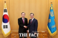  文대통령, '미세먼지 구원투수' 반기문에 '기대가 크다'