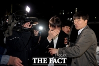 [TF포토] '영장 기각'…취재진 피해 귀가하는 버닝썬 이사 장 모 씨