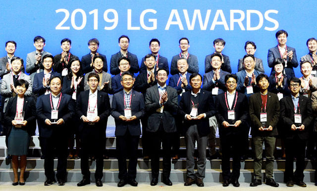 구광모 LG그룹 회장은 21일 오후 서울 마곡 LG사이언스파크에서 열린 LG 어워즈에서 고객 가치를 높이는 혁신을 해달라고 당부했다. 사진은 구 회장(가운데)이 수상자들과 기념촬영을 하고 있는 모습. /LG 제공