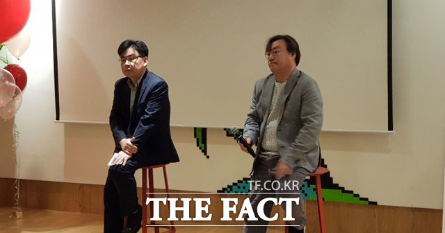 최문근 LG CNS 클라우드·서비스사업부 상무(왼쪽)와 정우진 클라우드사업담당 상무가 취재진의 질문에 답하고 있다. /용산구=이성락 기자