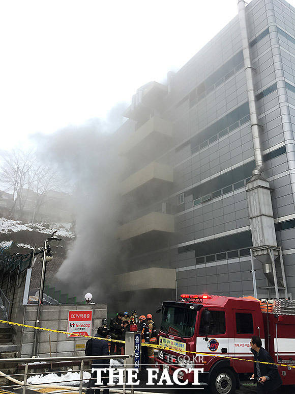KT는 22일 아현지사 화재로 피해를 입은 소상공인에 대한 지원금을 최종 확정했다고 밝혔다. 지난해 11월 서울 서대문구 KT 아현빌딩 지하 통신구에서 화재가 발생한 바 있다. /더팩트 DB