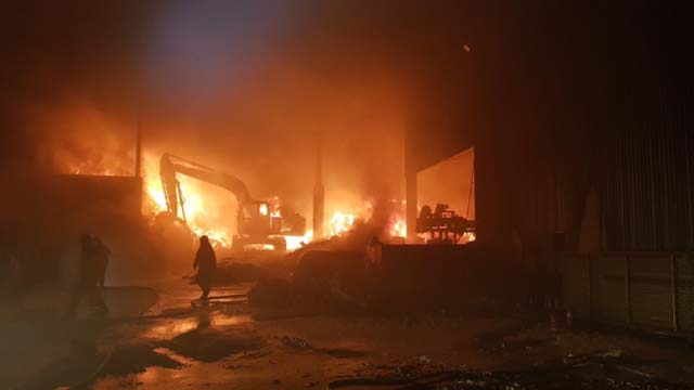 지난 23일 울산의 한 폐기물 창고에서 불이났다. /울산중부소방서 제공