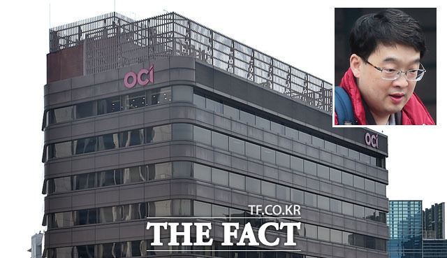 이우현(오른쪽 위) OCI 사장이 26일 서울 소공동 본사에서 열릴 주총에서 지난해 영업이익 반토막의 원인으로 지목된 폴리실리콘 가격 하락에 따른 태양광 업황 부진에 대해 어떤 대안을 내놓을 지 주목되고 있다. /더팩트DB