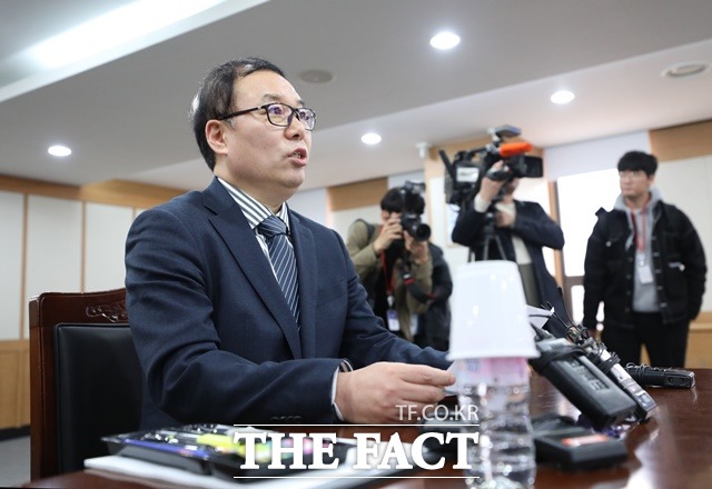 법무부 산하 검찰과거사위원회는 25일 김학의 전 법무부 차관의 뇌물혐의 사건의 재수사를 권고했다. 다만, 논란이 된 특수강간 혐의는 이번 재수사 권고 대상에서 제외됐다. 정한중 검찰 과거사위원회 위원장 대행이 정부과천청사 법무부에서 열린 과거사위 결과를 발표하고 있다./과천=뉴시스