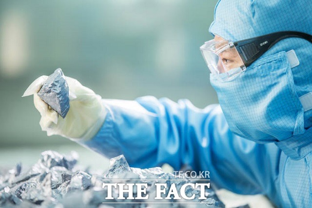 OCI 직원이 생산된 폴리실리콘을 확인하는 모습. /OCI 제공