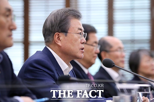 문재인 대통령이 25일 청와대 여민관에서 열린 수석보좌관회의에서 발언하고 있다. /청와대 제공