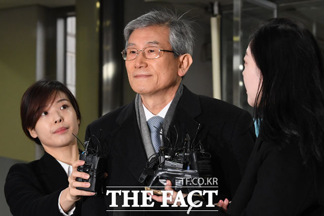 사법농단 의혹으로 구속영장이 청구된 고영한 전 대법관이 2018년 12월 6일 오전 서울 서초구 서울중앙지방법원에서 열린 영장실질심사에 출석하고 있다. 전직 대법관이 영장실질심사를 받는 것은 헌정 사상 처음이다./남윤호 기자