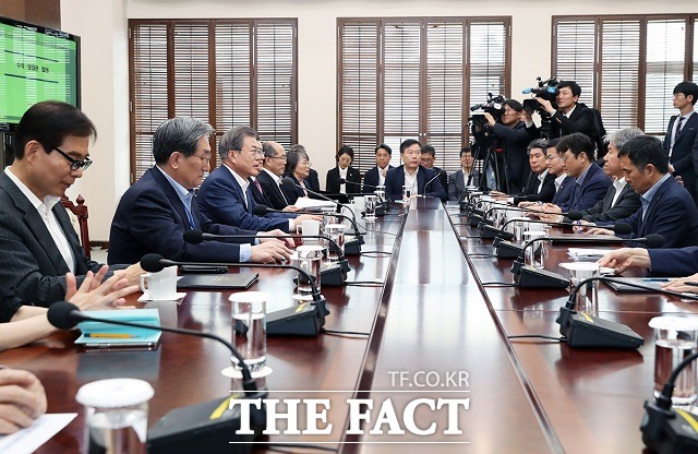 문재인 대통령이 25일 청와대 여민관에서 열린 수석보좌관회의에서 발언하고 있다. /청와대 제공