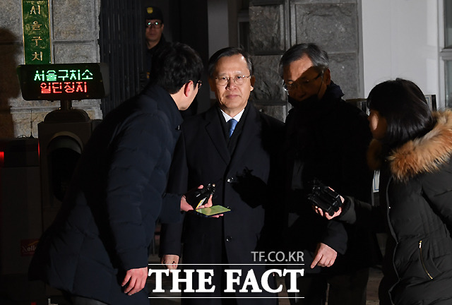 사법행정권 남용 의혹으로 구속영장이 청구된 박병대 전 대법관이 1월 24일 새벽 구속영장이 기각된 후 경기도 의왕 서울구치소를 나서고 있다. /의왕=이새롬 기자