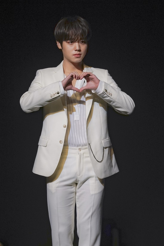 박지훈은 쇼케이스 초반에는 긴장하는 모습을 보였지만 능숙하게 포토타임을 진행했다. /마루기획 제공