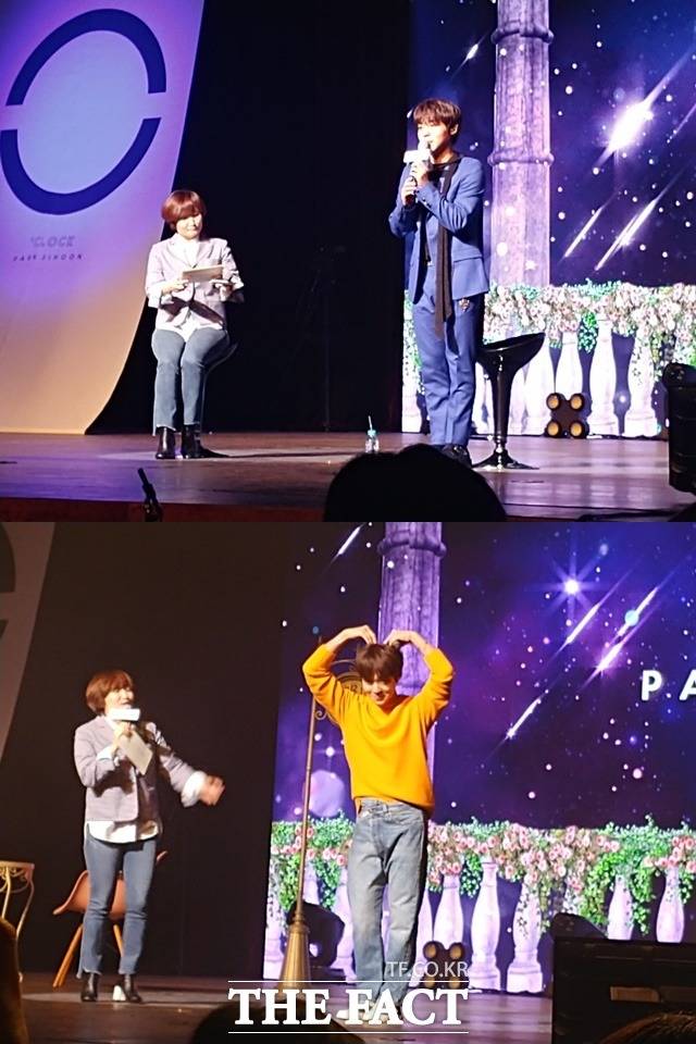 박지훈은 쇼케이스 중 질문을 한 기자에게는 일어나 질문 감사합니다라고 말한 후 자리에 앉아 대답했다. Young20(by.이대휘) 무대 후 포인트 안무를 추며 애교를 보여줬다. /김희주 인턴기자