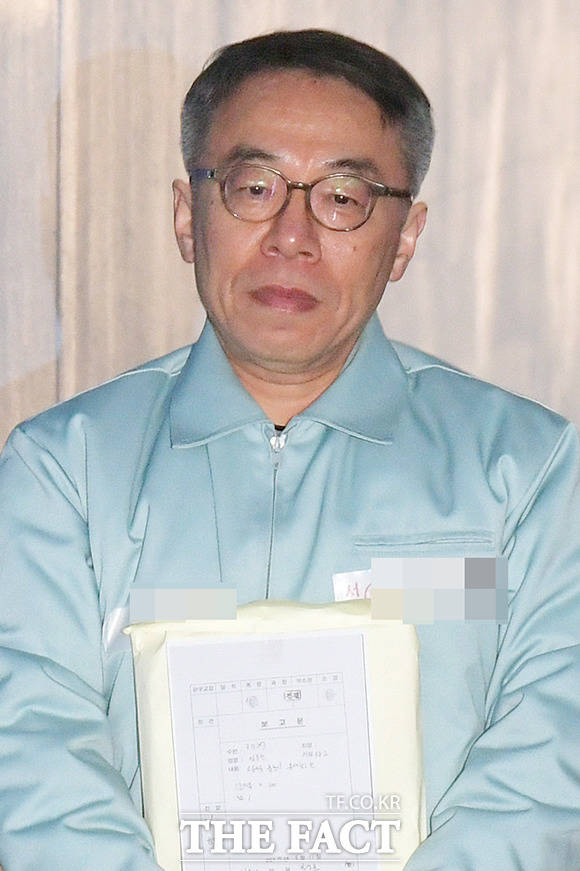 사법 농단 의혹 사건으로 구속기소 된 임종헌 전 법원행정처 차장이 11일 오전 서울 서초구 서울중앙지방법원에서 진행된 첫 정식 재판에 출석하고 있다. /이선화 기자