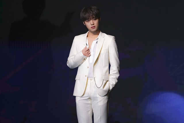 박지훈의 L.O.V.E는 순수한 남자의 사랑하는 마음을 담았다. 박지훈의 감성적인 목소리와 신비로운 곡의 분위기가 어우러진다. /마루기획 제공