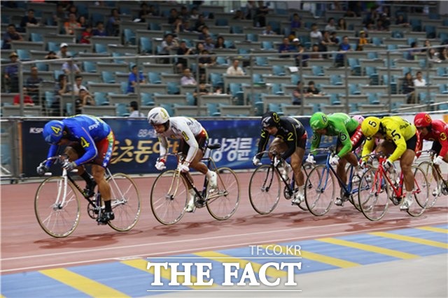 낮 시간이 점차 길어지는 오는 4월 5일부터 매주 금요일과 토요일 경륜을 금빛경륜으로 이름을 바꾸고 마지막 경주 시간을 1시간 늦춘다./경륜경정총괄본부 제공