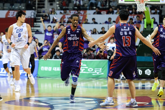 케이토토는 오는 27일(수)과 28일(목) 오후 7시30분에 KBL 6강 플레이오프 3차전을 대상으로 매치 게임을 연속해서 발매한다./ KBL 제공