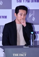  스티븐 연, 반려견 목줄 논란...누리꾼 폭로 '무례한 발언해'