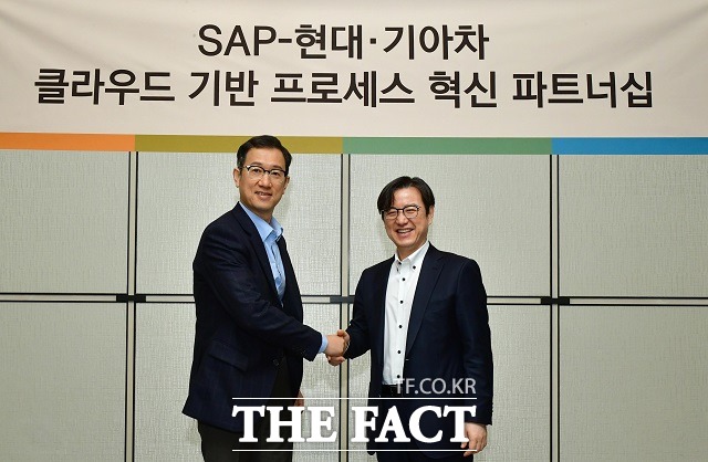 현대기아차는 자사 ERP 시스템에 독일 업체 SAP의 고성능 클라우드 방식의 데이터베이스를 도입한다고 27일 밝혔다. 서정식 현대기아차 ICT본부장(왼쪽)과 이성열 SAP 코리아 대표 /현대기아차 제공