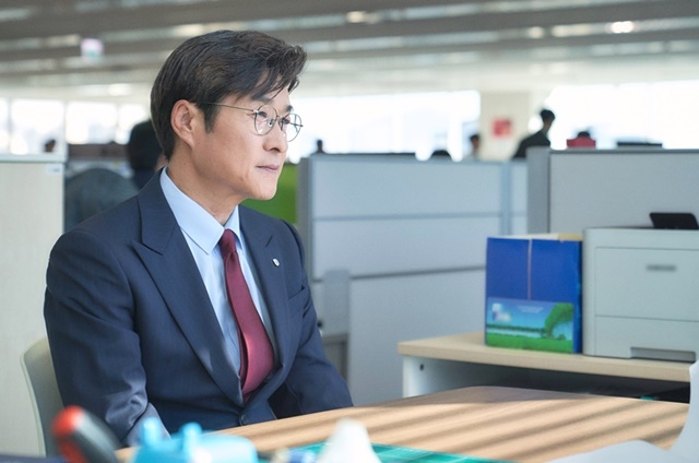 드라마 더 뱅커에서 김상중은 첫 회부터 위기에 빠지는 인물로 출연한다. /MBC 더 뱅커 제공