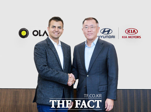 현대기아차는 지난 19일 인도 최대 차량 호출 서비스 업체 올라에 역대 최대 규모인 3억 달러 투자를 결정했다. 정의선 현대차그룹 총괄 수석부회장(오른쪽)과 바비쉬 아가르왈 올라 최고경영자