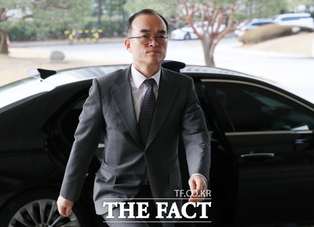 김학의 전 차관 재수사는 검찰 특별수사단이 맡을 예정이다. 사진은 25일 오전 서울 서초구 대검찰청으로 출근하는 문무일 검찰총장./뉴시스