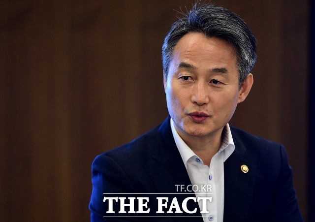 청와대가 김숙 전 유엔대사와 안병옥(사진) 전 환경부 차관을 미세먼지 해결 범국가기구 구성을 위한 자문위원으로 위촉했다고 27일 밝혔다. /임세준 기자