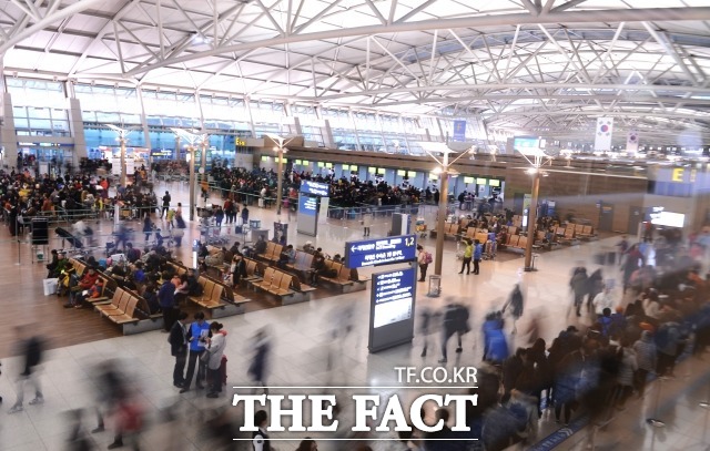 한국소비자원이 여행자와 여행사 간의 분쟁 예방을 위해 한국관광공사, 한국여행업협회, 17개 여행사와 함께 패키지 상품 정보제공 표준화를 실시한다. 사진은 인천국제공항의 모습. /더팩트DB