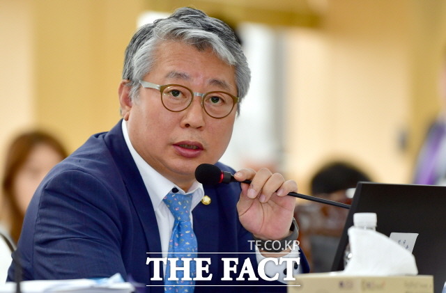 조응천 전 청와대 공직기강비서관(현 더불어민주당 의원)은 김학의 전 차관 성접대 의혹을 보고서로 올렸으나 묵살당했다고 주장했다. 사진은 국회에서 발언하고 있는 조응천 의원,/뉴시스