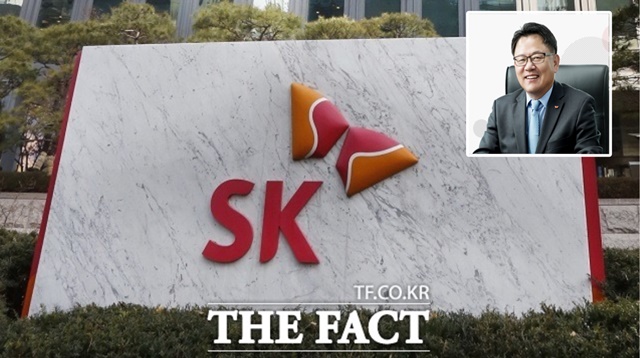 조정우(오른쪽 상단) 사장이 이끌고 있는 SK바이오팜이 유가증권시장 상장을 추진 중인 것으로 확인됐다. /더팩트DB, SK바이오팜 홈페이지 갈무리