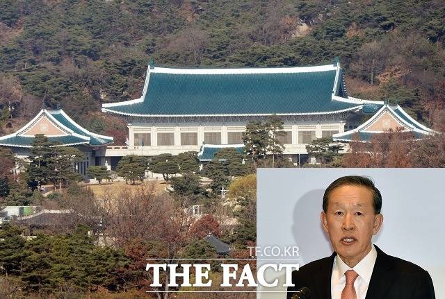 청와대 핵심 관계자는 27일 춘추관에서 기자들과 만나 전경련의 필요성을 느끼지 못하고 있다고 밝혔다. 오른쪽 하단 사진은 허창수 전경련 회장. /더팩트 DB