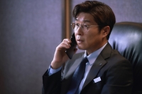 [TF미리보기] '더 뱅커' 김상중, 전화 받고 '깜짝'…무슨 일?