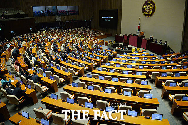 지난해 국회의원 평균 재산은 23억9767만원으로 집계됐다./더팩트DB