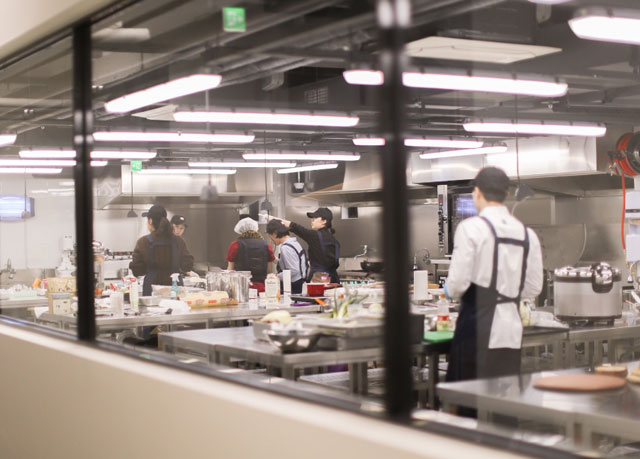 ㈜심플프로젝트컴퍼니는 국내 최초로 공유 주방 서비스인 위쿡을 선보인 스타트업이다. 사진은 위쿡 사직점 내부 모습. /롯데 제공