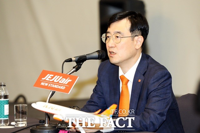 이석주 제주항공 대표는 28일 열린 기자간담회에서 신규 LCC 설립으로 LCC 간 경쟁은 더욱 심화되고 있다며 제주항공은 안전을 최우선으로 삼고 경쟁에 대응해 나갈 것이라고 말했다. 사진은 기자들의 질문에 답변하고 있는 이 대표의 모습 /제주항공 제공