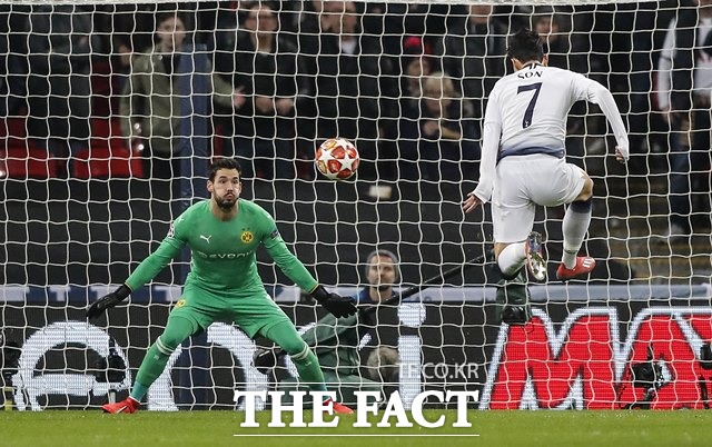 오는 30일(토)부터 4월 1일(월)까지 벌어지는 잉글랜드 프리미어리그(EPL) 9경기와 국내프로축구(K리그) 5경기 등 총 14경기를 대상으로 한 축구토토 승무패 11회차 리버풀-토트넘(14경기)전에서 국내 축구팬들의 61.38%가 안방경기를 치르는 리버풀의 승리를 예상했다./AP.뉴시스