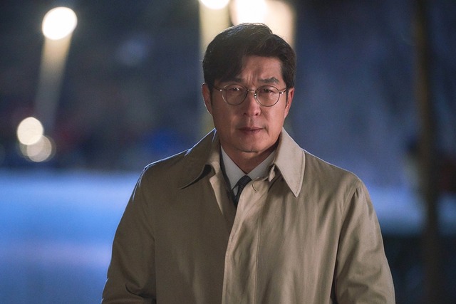 배우 김상중 주연의 드라마 더 뱅커가 지난 27일 처음 방송됐다. 김상중은 극 중 대한은행 공주지점장 대호로 분한다. /MBC 더 뱅커 제공