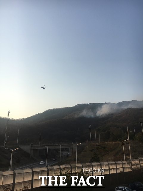 29일 오후 경기도 남양주시 천마산에 산불이 발생해 헬기가 진화작업을 펼치고 있다./남양주=더팩트 독자 제공